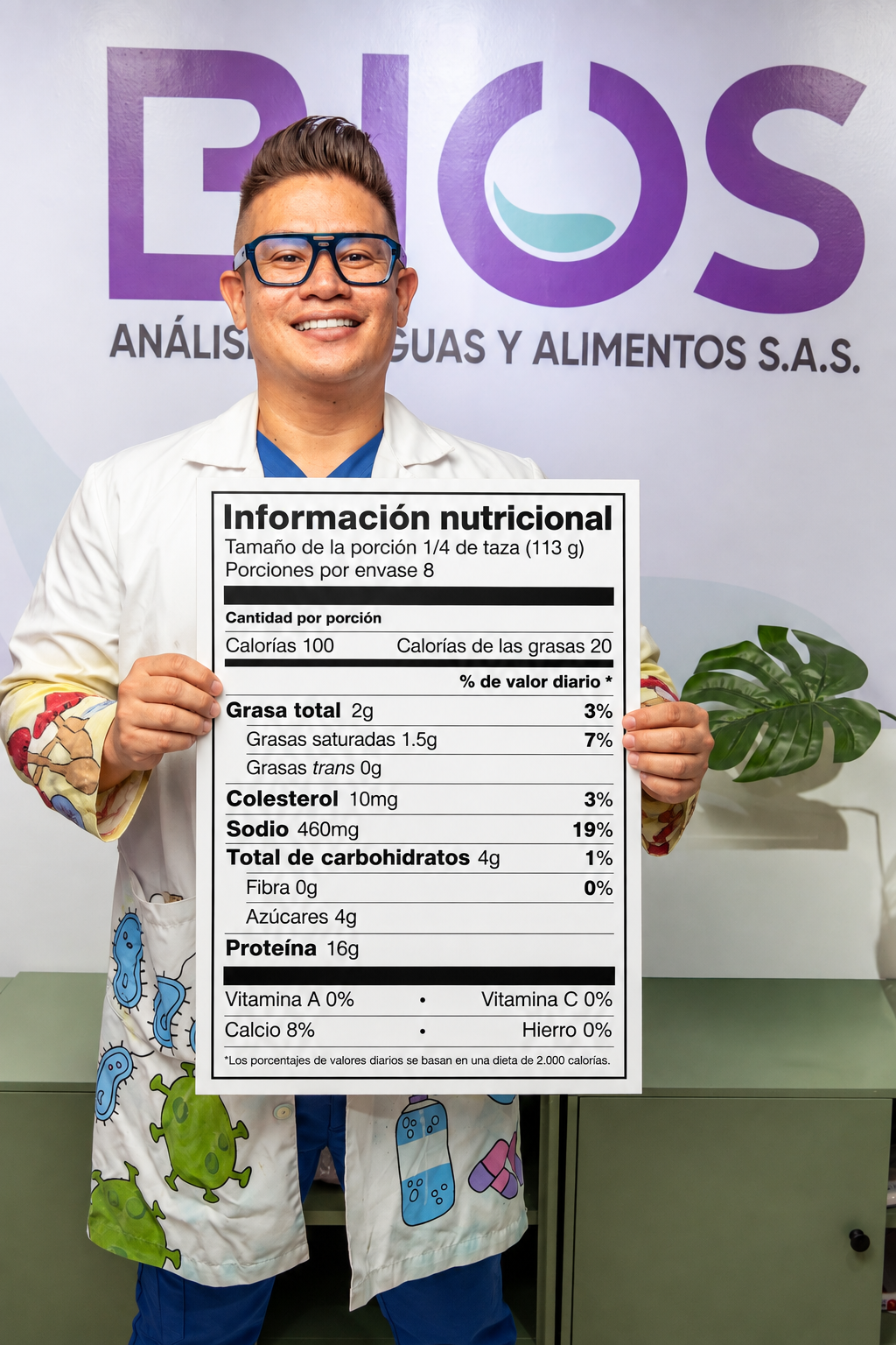 Analista realizando pruebas microbiológicas de alimentos
